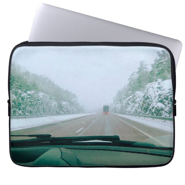 Sneeuwrijke Zweedse Wegreis Laptop Sleeve (Voorkant)