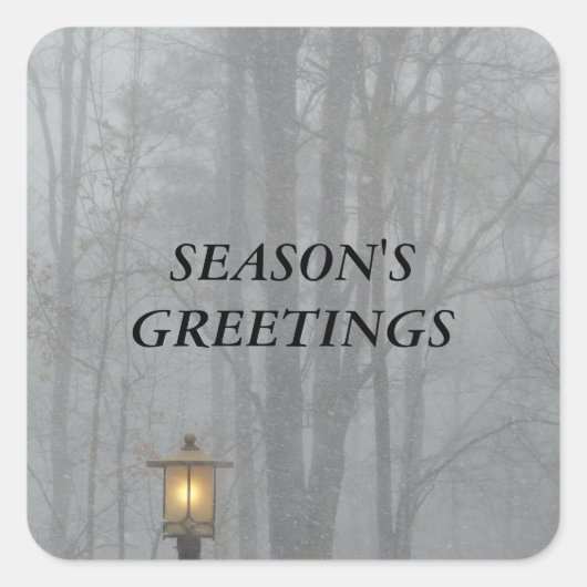 Sneeuwscène met gloeiende oude straatlamp vierkante sticker (Voorkant)
