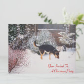 Sneeuwscène met schattig zwart en tan hond kerst kaart (Staand voorkant)