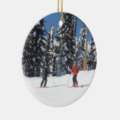 sneeuwscène met sneeuwscooters en met sneeuw bekle keramisch ornament (Rechts)