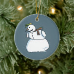 Sneeuwse blauwe keramische sierbloem keramisch ornament<br><div class="desc">Snowman keramische kerst ornament is voor kerst ornament verzamelaars,  sneeuwmanliefhebbers,  sneeuwmanverzamelaars en cartoon fans. Sneeuwman is Steamy Raimon originele boomkunst. * suggesties: 1) verschillende van deze ornamenten en vislijn (of touw) zorgen voor een geweldige windjingle,  2) versier een hele cartoon met een aantal van deze</div>