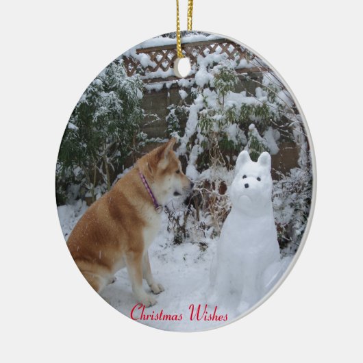 sneeuwsneeuwscène met grappige akita seizoensgebon keramisch ornament (Links)