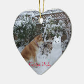 sneeuwsneeuwscène met grappige akita seizoensgebon keramisch ornament (Links)