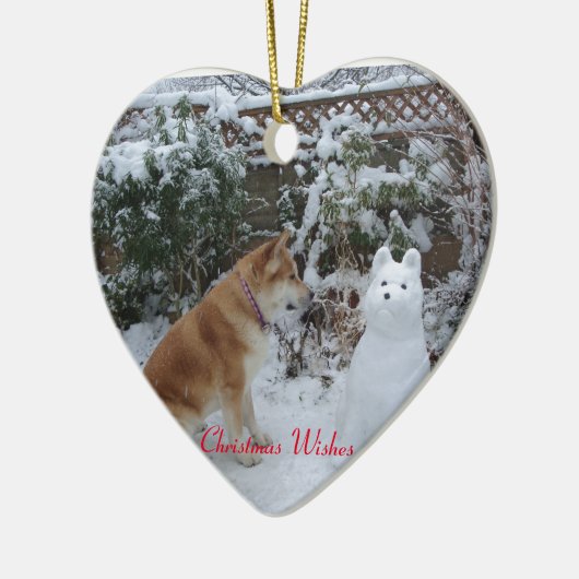 sneeuwsneeuwscène met grappige akita seizoensgebon keramisch ornament (Links)