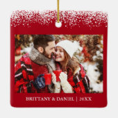 Sneeuwtop met onze eerste kerstcadeaufoto Rood Keramisch Ornament (Achterkant)