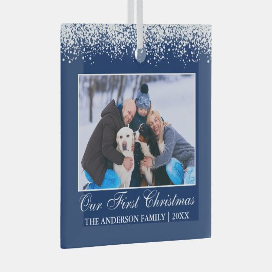 Sneeuwtop onze eerste kerstfamilie Foto blauw Glas Ornament (Voorkant Rechts)