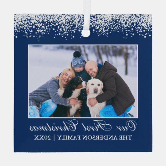 Sneeuwtop onze eerste kerstfamilie Foto blauw Glas Ornament (Achterkant)