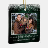 Sneeuwtopgroen hout Onze eerste kerstfoto Keramisch Ornament (Rechts)