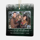 Sneeuwtopgroen hout Onze eerste kerstfoto Keramisch Ornament (Links)