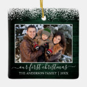 Sneeuwtopgroen hout Onze eerste kerstfoto Keramisch Ornament (Voorkant)