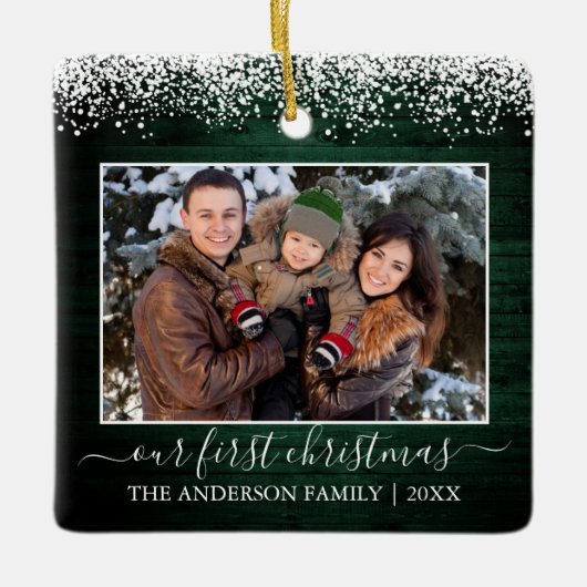 Sneeuwtopgroen hout Onze eerste kerstfoto Keramisch Ornament (Voorkant)