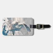 Sneeuwuil die opstijgt uit de sneeuw bagagelabel (Voorkant horizontaal)