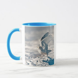 Sneeuwuil die opstijgt uit de sneeuw mok