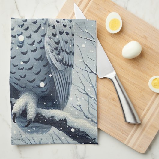 Sneeuwuil neergestreken op Snowy Branch Theedoek (Quarter Fold)