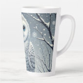 Sneeuwuil op besneeuwde tak latte mok (Rechts)