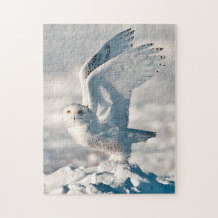 Sneeuwuil stijgt op uit de sneeuw legpuzzel