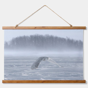 Sneeuwuil vliegt in de winter hangend wandkleed