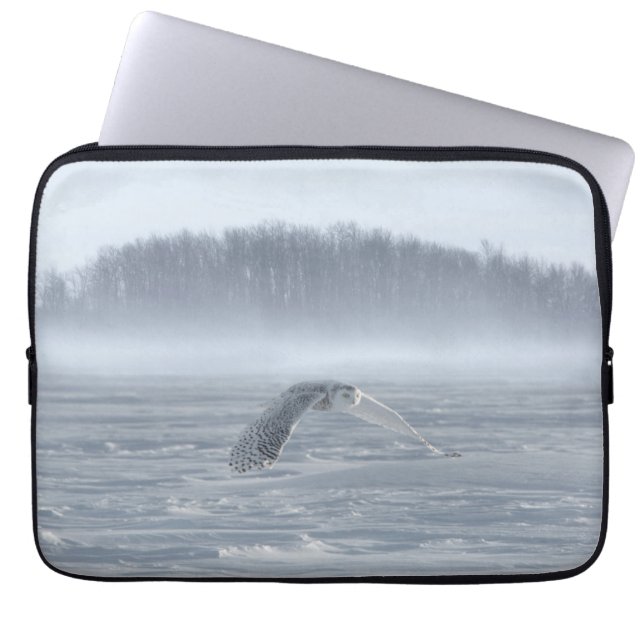 Sneeuwuil vliegt in de winter laptop sleeve (Voorkant)
