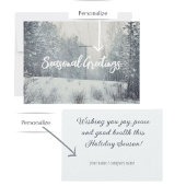 Sneeuwval in het winterbos feestdagenkaart