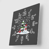 Sneeuwval op kardinaal-, neushoorn- en pijnbomen vierkante klok (Hoek)