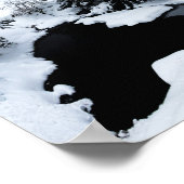 Sneeuwvijver en bomen die verdwijnen in mist poster (Hoek)