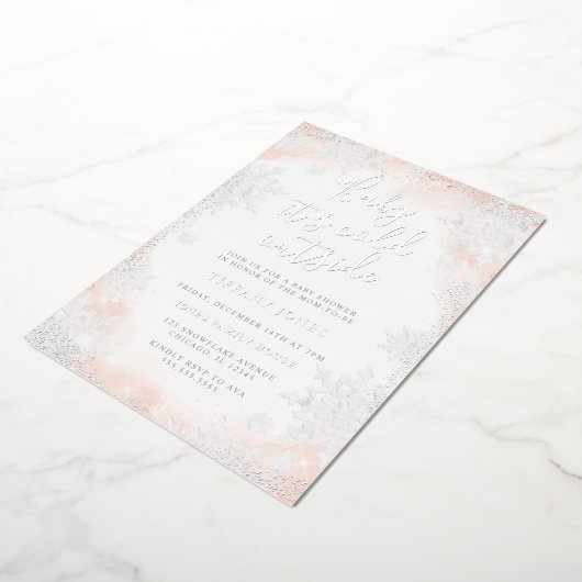 Sneeuwvlok Baby het is koud buiten Baby shower Folie Uitnodiging (Gedraaid)