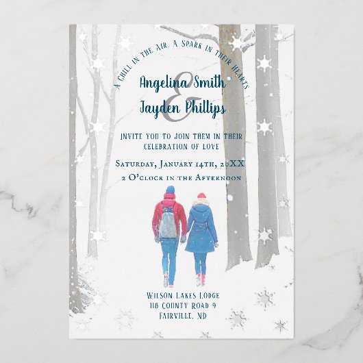 Sneeuwvlok Bos Paar Winter Wonderland Bruiloft Folie Uitnodiging (Voorkant)