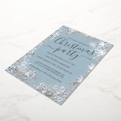 Sneeuwvlok Dusty Blue Silver Christmas Work Party Folie Uitnodiging (Gedraaid)