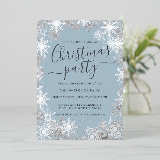 Sneeuwvlok Dusty Blue Silver Christmas Work Party Folie Uitnodiging (Staand Voorkant)