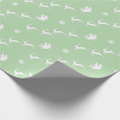 Sneeuwvlok en kerstman met slee op lichtgroen cadeaupapier (Hoek)