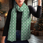 Sneeuwvlok Groene en Witte Kerst Sjaal<br><div class="desc">Omarm het winterseizoen met deze elegante groene en witte kerstsjaal met een delicaat sneeuwvlokpatroon. De tijdloze groene achtergrond en contrasterende witte sneeuwvlokken creëer hebben een chique en veelzijdige look die een aanvulling vormt op elke vakantie-outfit. Gemaakt van lichtgewicht chiffon, deze sjaal voegt een vleugje sophisticatie toe aan uw wintergarderobe en...</div>