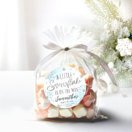 sneeuwvlok is onderweg naar Baby shower Ronde Sticker