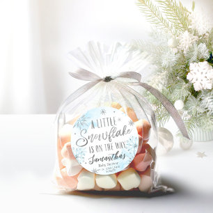 sneeuwvlok is onderweg naar Baby shower Ronde Sticker