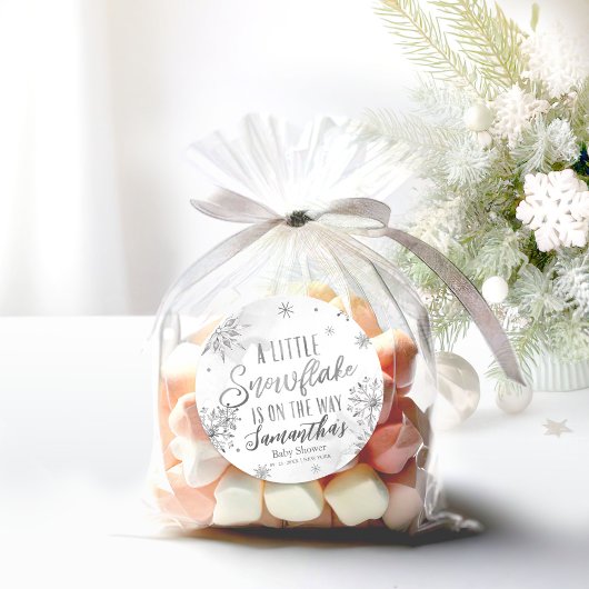 sneeuwvlok is onderweg naar Baby shower Ronde Sticker