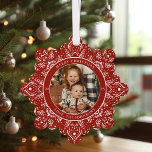 Sneeuwvlok Kerst Rood Ronde Foto Ornament Kaart<br><div class="desc">Kerst Kaart Ornamenten zijn eindelijk hier; creëer een aandenken met foto en tekst om te mailen naar uw dierbaren; kleur van het sneeuwvlok patroon en de achtergrond zijn bewerkbaar</div>