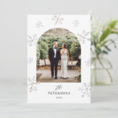 Sneeuwvlok Kerstmis Pasgetrouwden Gebogen Foto Ker Feestdagenkaart (Staand voorkant)