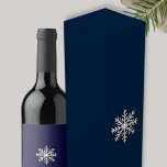 Sneeuwvlok Kerstmis Wijn geschenkdoos<br><div class="desc">Verhoog uw vakantie cadeau-geven met onze Snowflake Christmas Wine Gift Box. Het elegante ontwerp toont een verfijnde metalen sneeuwvlok gecentreerd op een rijke marineblauwe achtergrond, die de essentie van het feestseizoen vastlegt. Of u nu een fijne fles wijn of sterke drank presenteert, deze geschenkdoos voegt een vleugje kerstcharme toe aan...</div>