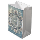 Sneeuwvlok Mandala in Frosty Hues 3 Medium Cadeauzakje (Voorkant Gekanteld)