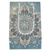 Sneeuwvlok Mandala in Frosty Hues 3 Medium Cadeauzakje (Achterkant)