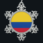 Sneeuwvlok Ornament met Colombiaanse vlag<br><div class="desc">Voeg een vleugje Colombiaanse trots toe aan uw vakantiedecoraties met dit prachtige sneeuwvlok ornament met de vlag van Colombia! Dit ornament, dat met precisie en zorg is vervaardigd, is meer dan alleen maar een feestelijke decoratie; het is een feest van de Colombiaanse cultuur en erfgoed. Het ingewikkelde ontwerp toont met...</div>