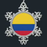 Sneeuwvlok Ornament met Colombiaanse vlag<br><div class="desc">Voeg een vleugje Colombiaanse trots toe aan uw vakantiedecoraties met dit prachtige sneeuwvlok ornament met de vlag van Colombia! Dit ornament, dat met precisie en zorg is vervaardigd, is meer dan alleen maar een feestelijke decoratie; het is een feest van de Colombiaanse cultuur en erfgoed. Het ingewikkelde ontwerp toont met...</div>