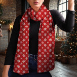 Sneeuwvlok Rood en Wit Kerstmis Sjaal<br><div class="desc">Omarm het winterseizoen met deze elegante rode en witte kerstsjaal met een delicaat sneeuwvlokpatroon. De tijdloze rode achtergrond en contrasterende witte sneeuwvlokken creëer hebben een chique en veelzijdige look die een aanvulling vormt op elke vakantie-outfit. Gemaakt van lichtgewicht chiffon, deze sjaal voegt een vleugje sophisticatie toe aan uw wintergarderobe en...</div>