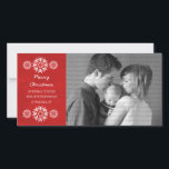 Sneeuwvlokken Chalkboard Holiday Photo Card, Rood Feestdagenkaart<br><div class="desc">Moderne en trendy Snowflakes krijtbord Photo Card met een donkerrode krijtbord look achtergrond en elegante sneeuwvlokken in het wit. Deze chique fotokaart is perfect voor het verzenden van vakantiegroeten. Pas het aan met uw eigen familiefoto en de persoonlijke groet van uw keuze. Klik op "Aanpassen" om meer personalisatieopties te vinden....</div>