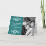 Sneeuwvlokken Chalkboard Photo-Wenskaart, Blauwgro Feestdagen Kaart<br><div class="desc">Moderne en trendy Snowflakes Chalkboard Foto-Wenskaart met een turkooischalkboard die er als achtergrond uitziet en elegante sneeuwvlokken in wit. Deze creditcard is perfect voor het verzenden van vakantiebezoeken. Pas uw eigen familiefoto en de persoonlijke groet van uw keus aan. Klik op "Aanpassen" om meer aanpassingsopties te vinden.</div>