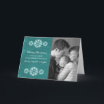 Sneeuwvlokken Chalkboard Photo-Wenskaart, Blauwgro Feestdagen Kaart<br><div class="desc">Moderne en trendy Snowflakes Chalkboard Foto-Wenskaart met een turkooischalkboard die er als achtergrond uitziet en elegante sneeuwvlokken in wit. Deze creditcard is perfect voor het verzenden van vakantiebezoeken. Pas uw eigen familiefoto en de persoonlijke groet van uw keus aan. Klik op "Aanpassen" om meer aanpassingsopties te vinden.</div>