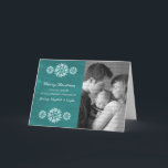 Sneeuwvlokken Chalkboard Photo-Wenskaart, Blauwgro Feestdagen Kaart<br><div class="desc">Moderne en trendy Snowflakes Chalkboard Foto-Wenskaart met een turkooischalkboard die er als achtergrond uitziet en elegante sneeuwvlokken in wit. Deze creditcard is perfect voor het verzenden van vakantiebezoeken. Pas uw eigen familiefoto en de persoonlijke groet van uw keus aan. Klik op "Aanpassen" om meer aanpassingsopties te vinden.</div>