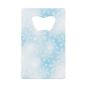 Sneeuwvlokken en lichten op blauw creditkaart flessenopener