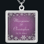 Sneeuwvlokken en Paarse Damast Zilver Vergulden Ketting<br><div class="desc">Een elegant huwelijksontwerp voor een winterbruiloft of kerstbruiloft met sneeuwvlokken op een paarse achtergrond met een subtiel demaspatroon. Pas de tekst aan voor je eigen speciale dag. Dit coördineert met het Collectie Snowflakes en Paarse Damask Wedding en is beschikbaar in een waaier van kleuren. Neem contact met ons op via...</div>
