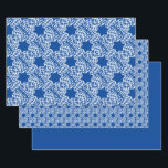 Sneeuwvlokken en -stangen inpakpapier vel<br><div class="desc">Vakantie cadeau wrap met sneeuwvlokken en sterren op blauw.</div>