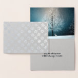 Sneeuwvlokken en Wonder Winter Feestdagen Real Folie Kaarten<br><div class="desc">Geef deze echte folie kaart met het magische afbeelding van een haas in een winterwonderland aan iedereen die houdt van het mysterie en de verwondering van een winternacht. Pas het aan met je woorden (of laat het gevoel zoals het is) om de kaart perfect te maken voor verschillende feestdagen of...</div>